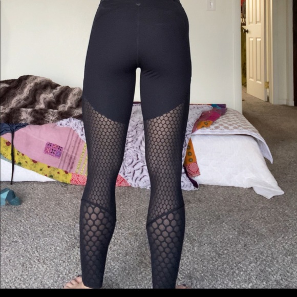 Lulu Lemon Leggings with Mesh design - Picture 2 of 3